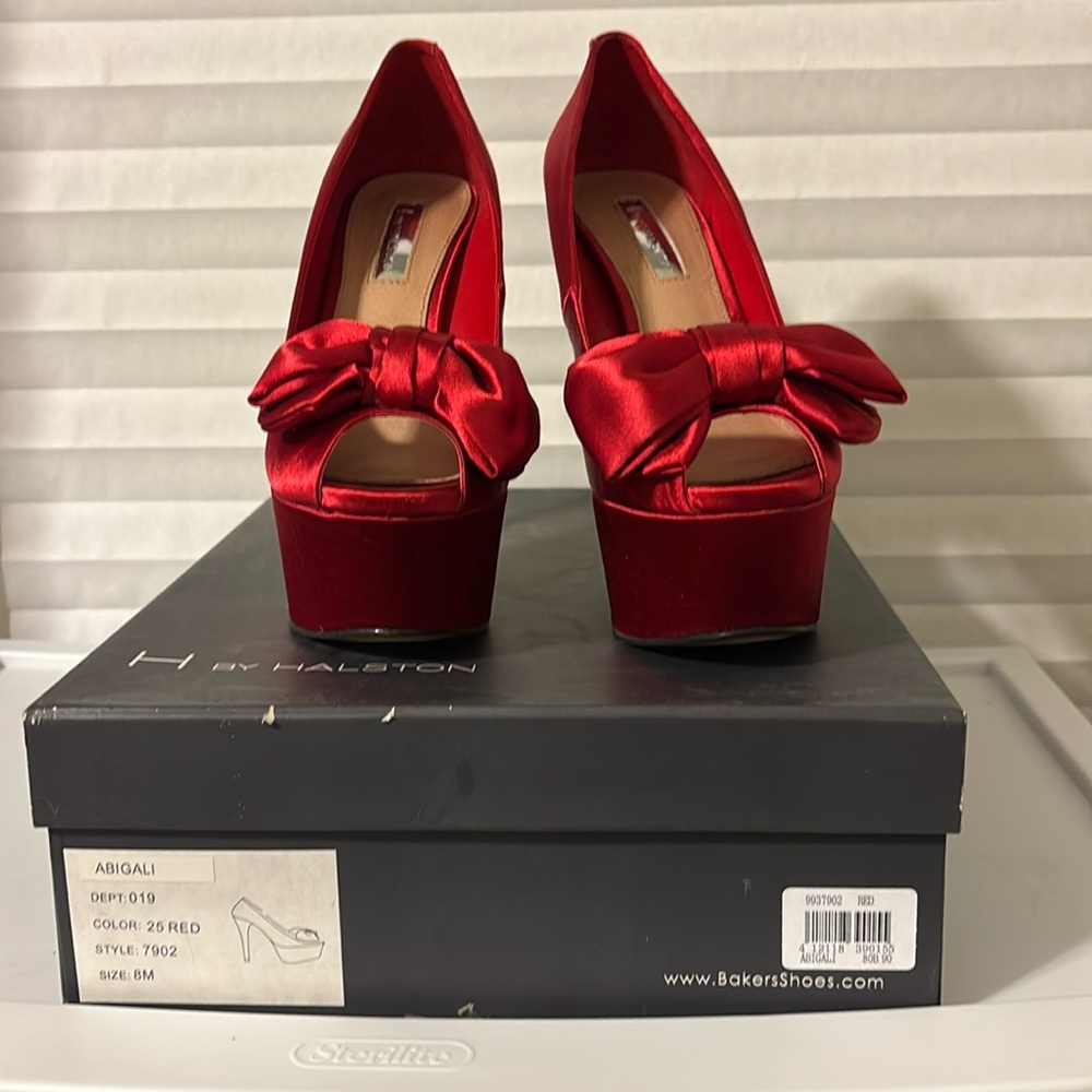 💕Just in time for Valentines Day💕 EUC H by Halston red platform 5.5” stilettos